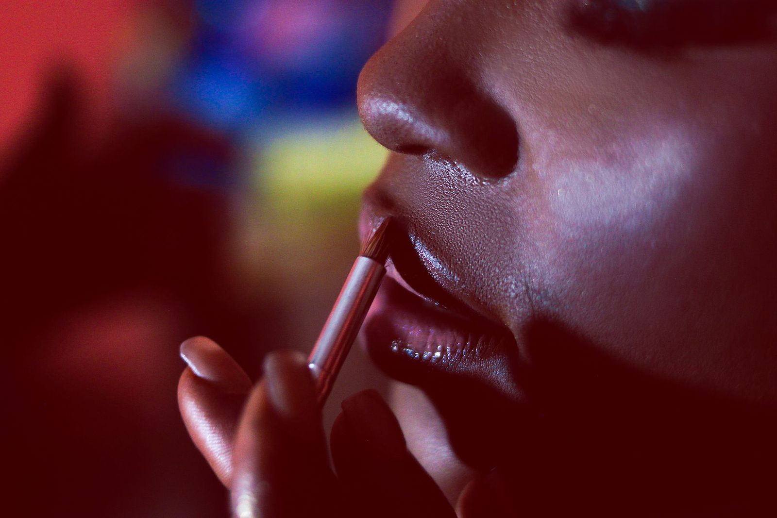 Lippen werden mit dem Pinsel geschminkt, Nahaufnahme