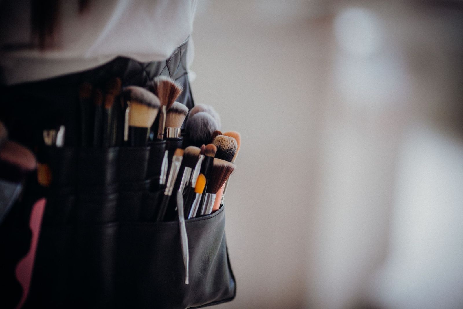 Professionelle Make-up-Pinsel im Pinselgürtel