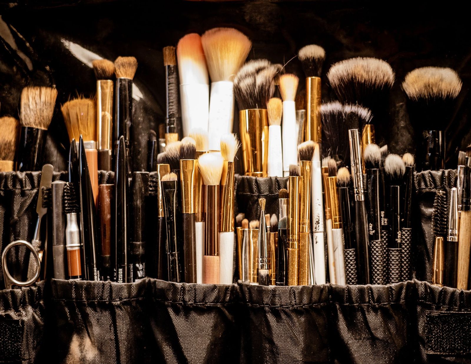 Make-up-Pinsel ordentlich im Koffer sortiert